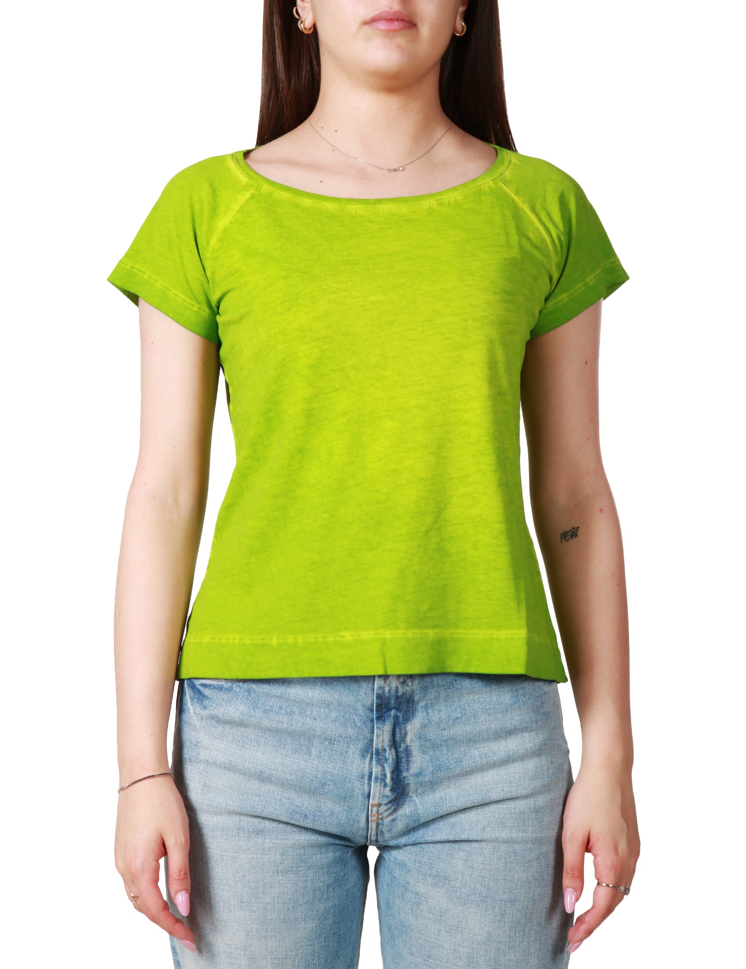 T-SHIRT DONNA AROVESCIO VERDE IN COTONE NATURALE CON SCOLLO A BARCHETTA E CUCITURE A EFFETTO SCOLORITO