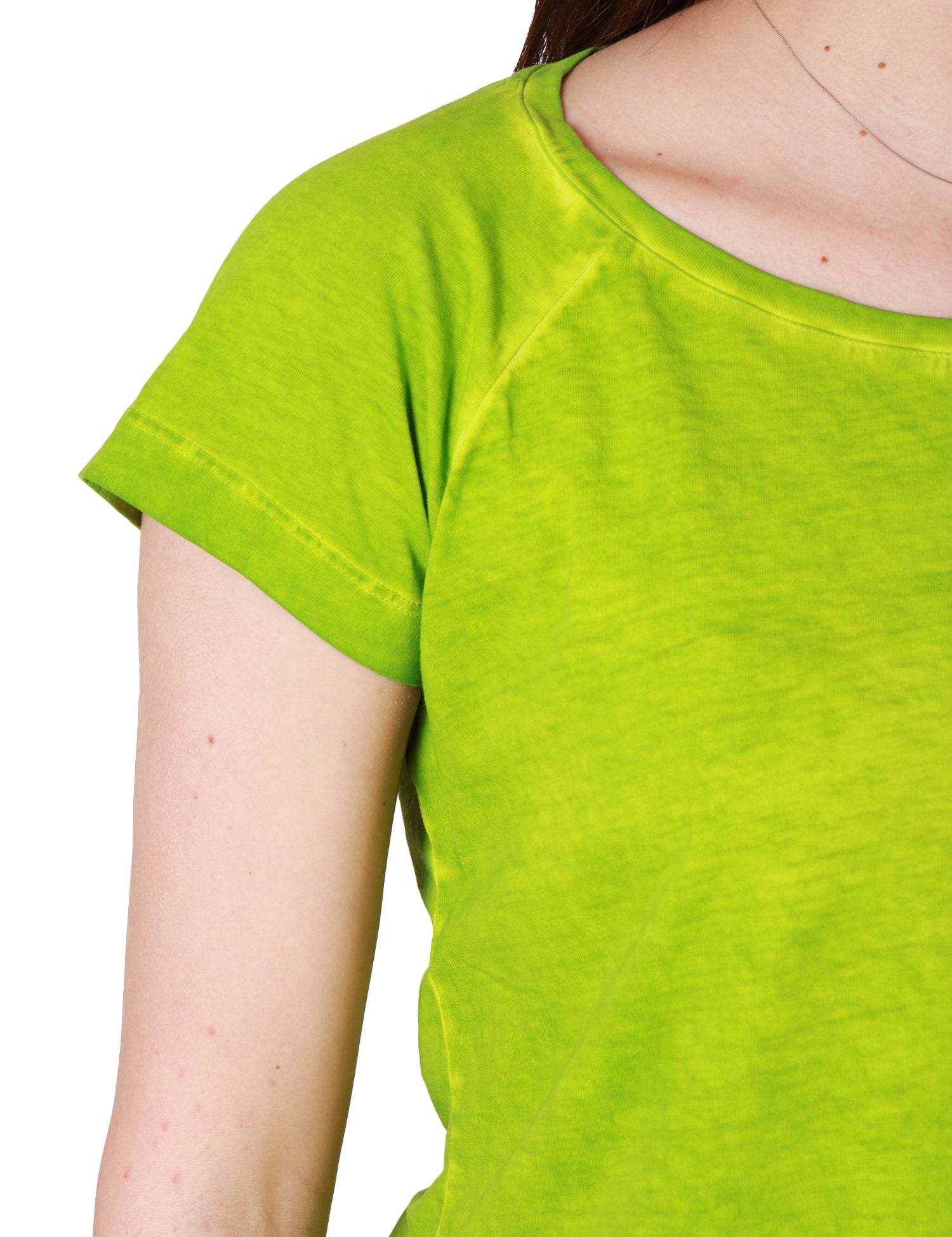 T-SHIRT DONNA AROVESCIO VERDE IN COTONE NATURALE CON SCOLLO A BARCHETTA E CUCITURE A EFFETTO SCOLORITO