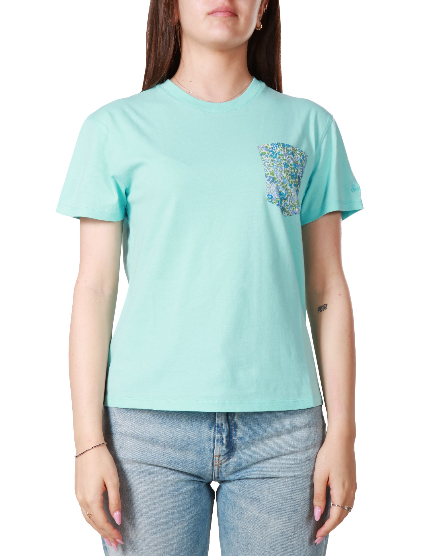 T-SHIRT DONNA MC 2 SAINT BARTH VERDE ACQUA GIROCOLLO CON TASCHINO DI STOFFA A FIORI E LOGO IN TONO RICAMATO SULLA MANICA