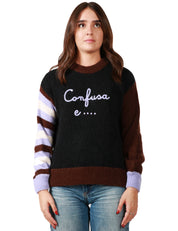 MAGLIONE DONNA MC 2 SAINT BARTH DANYA NERO CON RICAMO "CONFUSA E ..." E MANICHE DIVERSE IN MISTO ALPACA